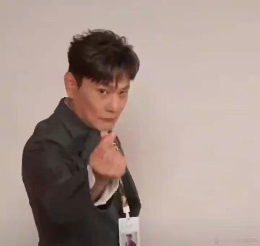 张信哲在有歌被PUA了有歌 笑不活了家人们！六旬哲哥直播破六百万观看，拿热搜小牌