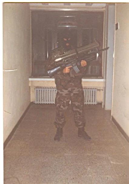 土耳其警察特别行动部 (PÖH) 警官携带 M16 和 LAW 组合。