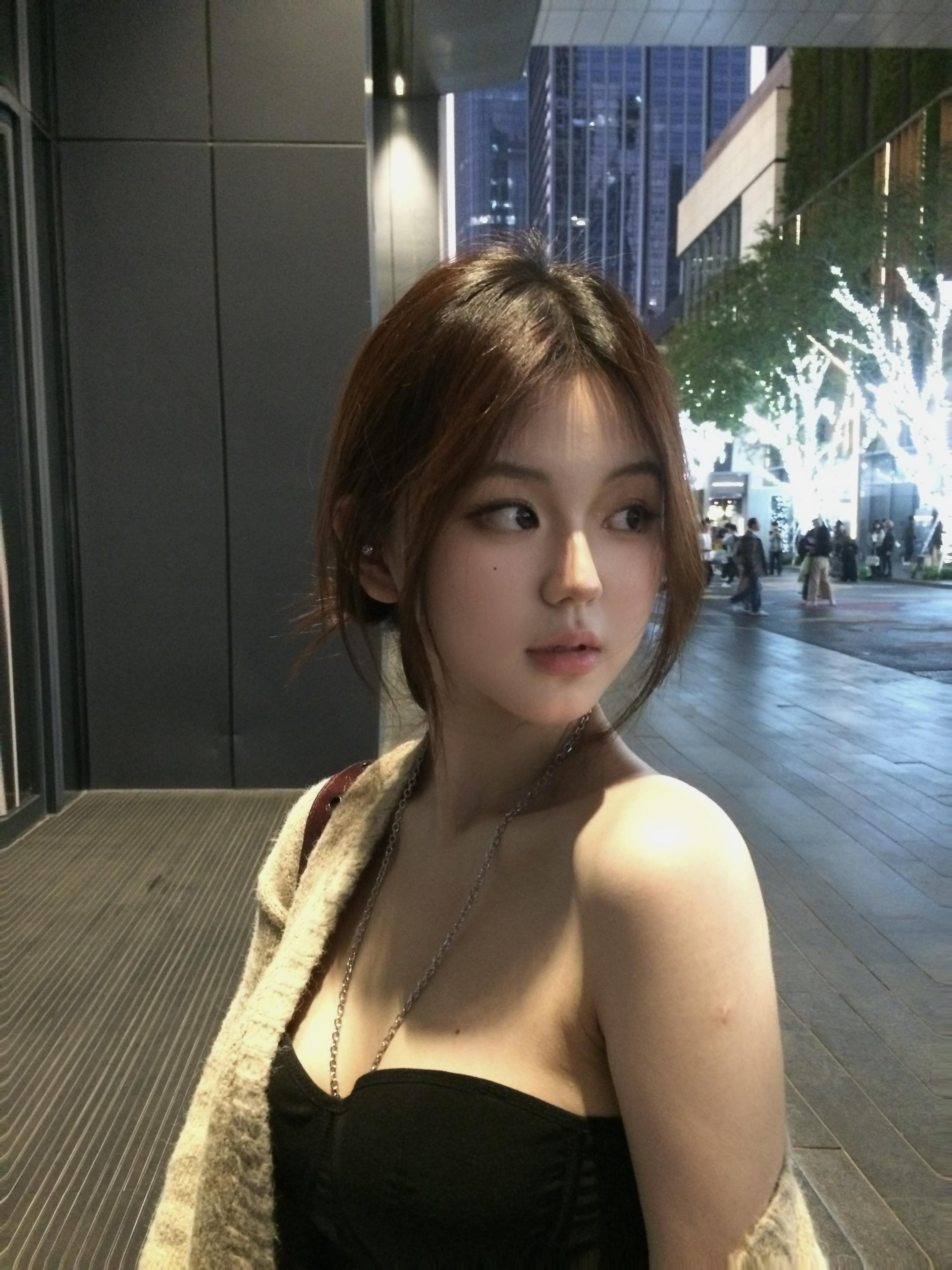 再见的时候 你说我为什么一直盯着你 在这次漫长的对视里 只有我知道我们...
