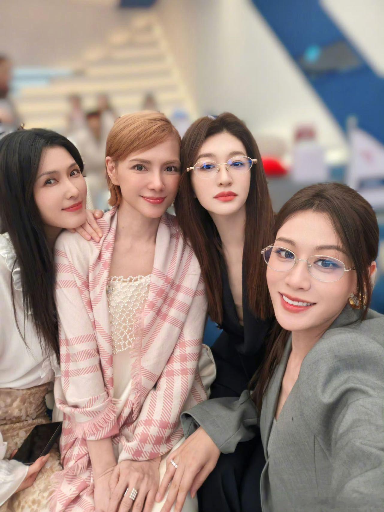 叶一茜高智麻辣女教师叶一茜李小冉像是来收购的 笑不活了昨晚西装➕框架眼镜，粉丝看
