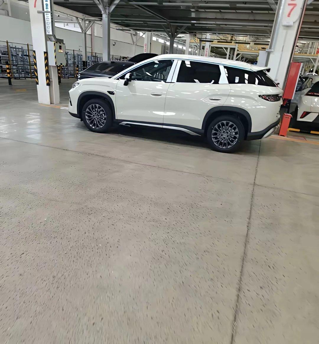 重磅！超强的比亚迪宋Ultra实车曝光图来袭！据最新爆料，比亚迪宋Ultra全车