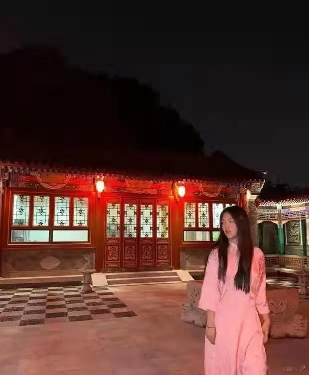 王诗龄晒北京小院，大半夜穿旗袍拍照，面无表情上演中式恐怖，演技不错！ ​​​