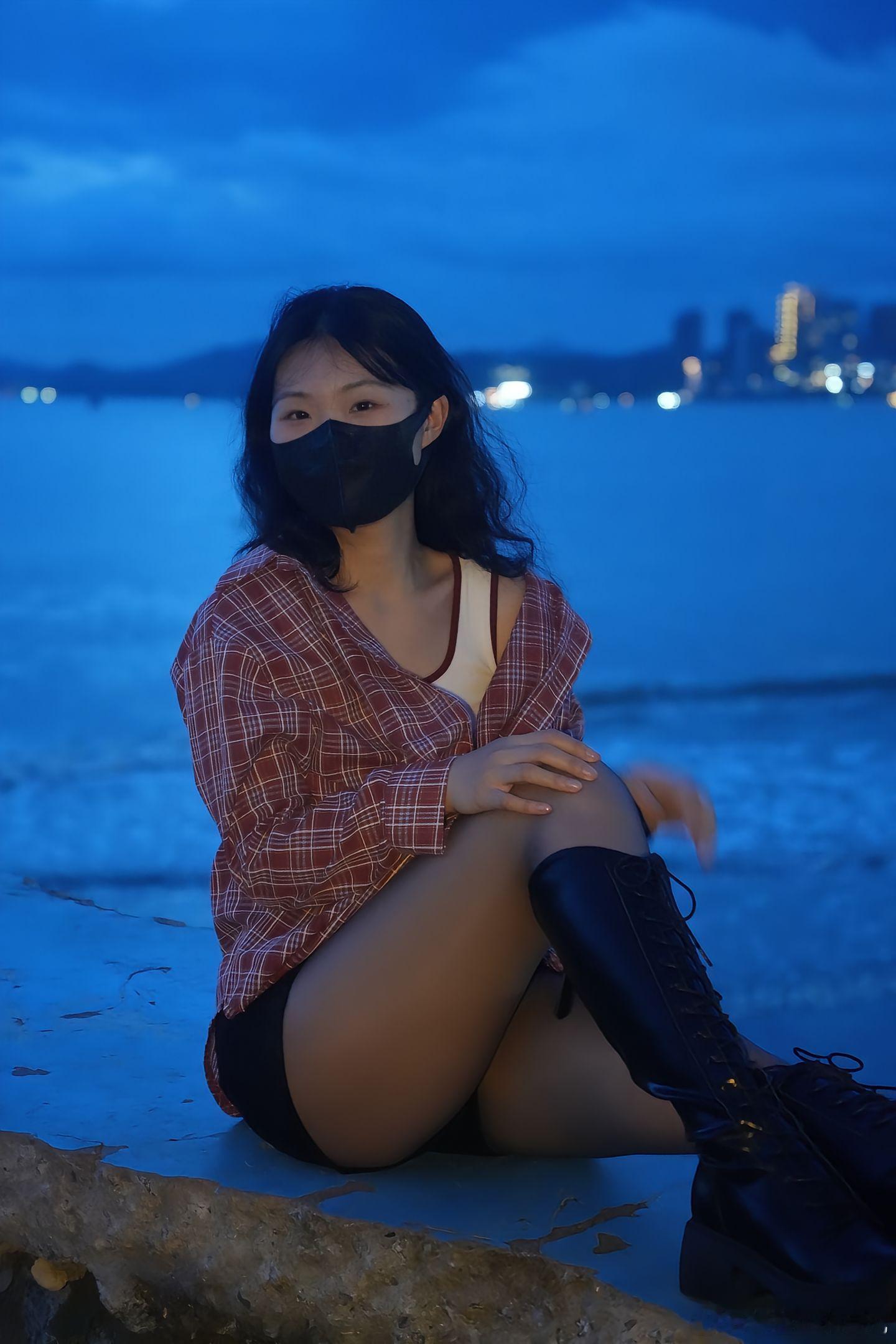 街拍 夜晚，吹着海边的风美女绘梦长廊