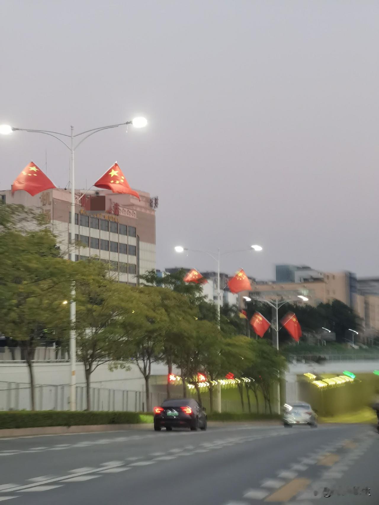 国庆氛围渐浓，街道两旁红旗飘扬，但办公室里依旧灯火通明。今天正常上班，玻璃门上“