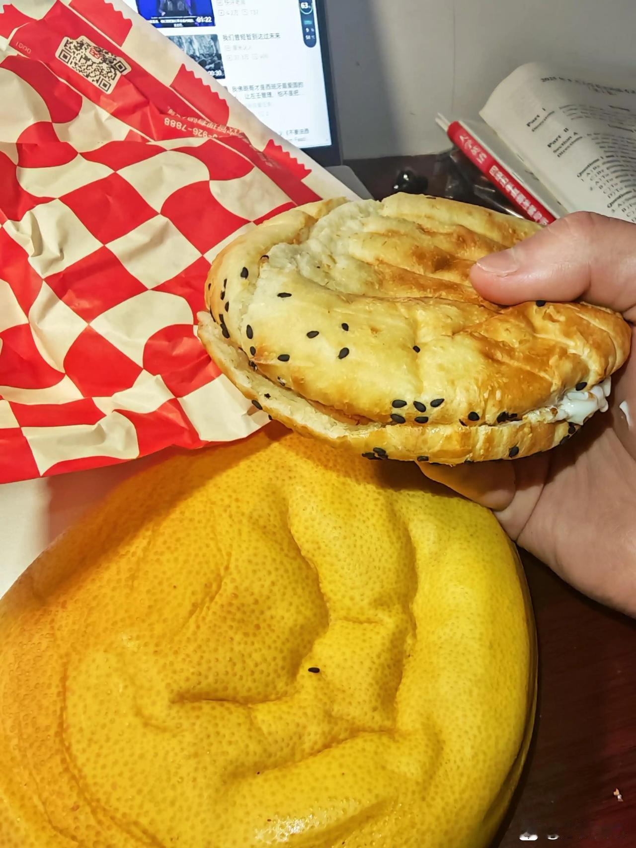 这汉堡也太扁了
塔斯汀打开一看以为两张汉堡皮[笑哭]
塔斯汀中国汉堡 塔斯汀鸡腿