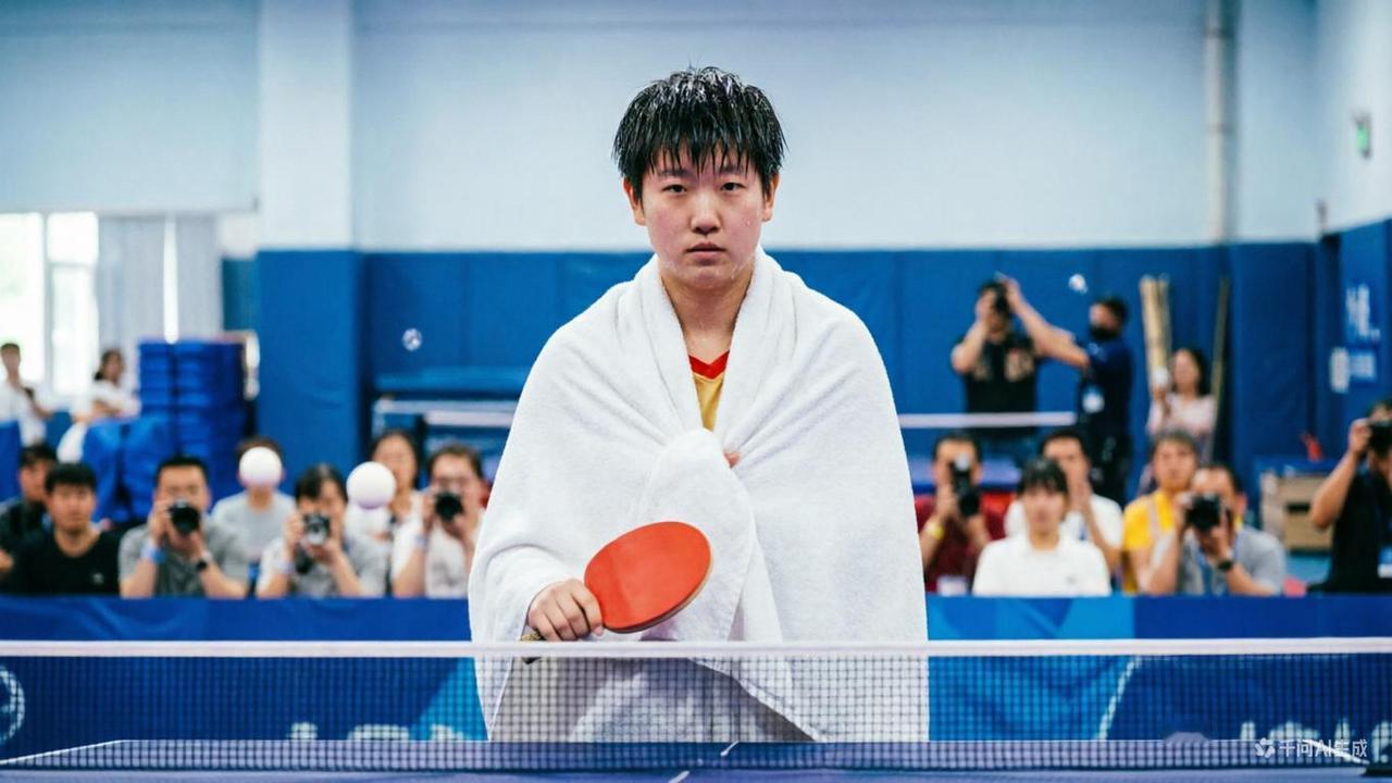 孙颖莎成都封训可爱日常曝光。

高强度封闭训练的间隙，她身上没有半点世界冠军的架