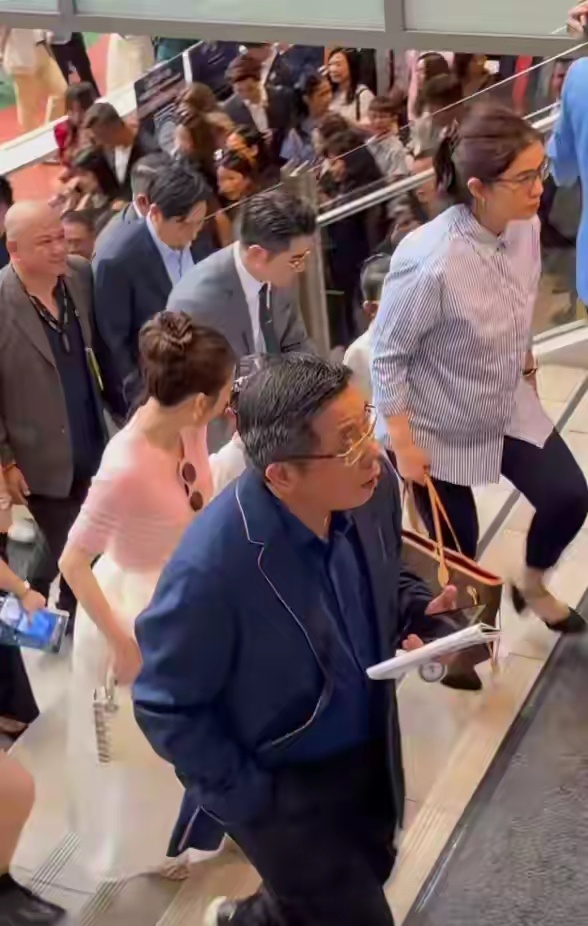 郭富城全家现身沙田马场，二女儿正脸罕曝光，眼睛小颜值不及方媛 