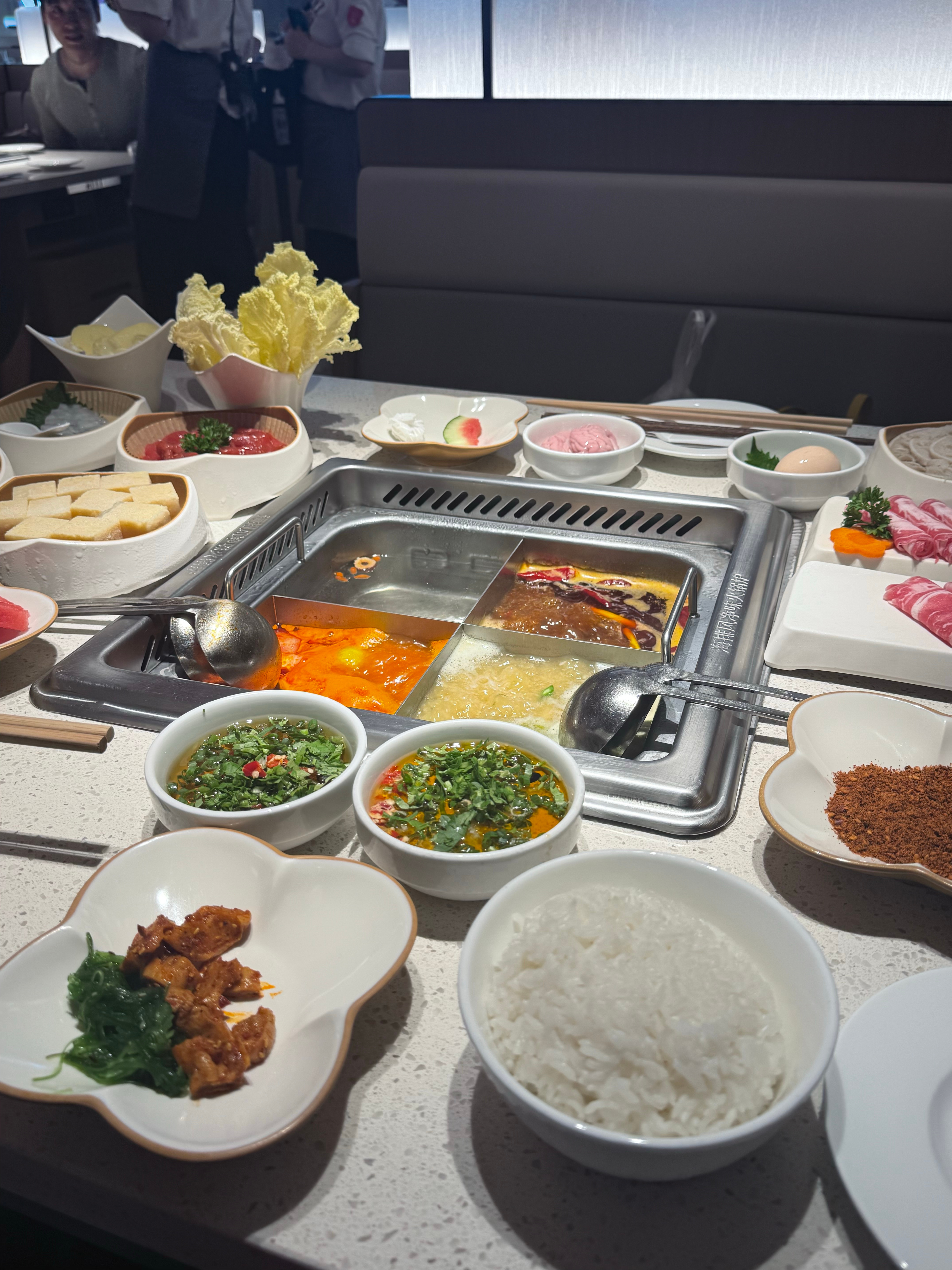 我说新食堂充钱只能用现金，我愁去哪里取现金，其实我的本意是因为附近我有卡的银行要