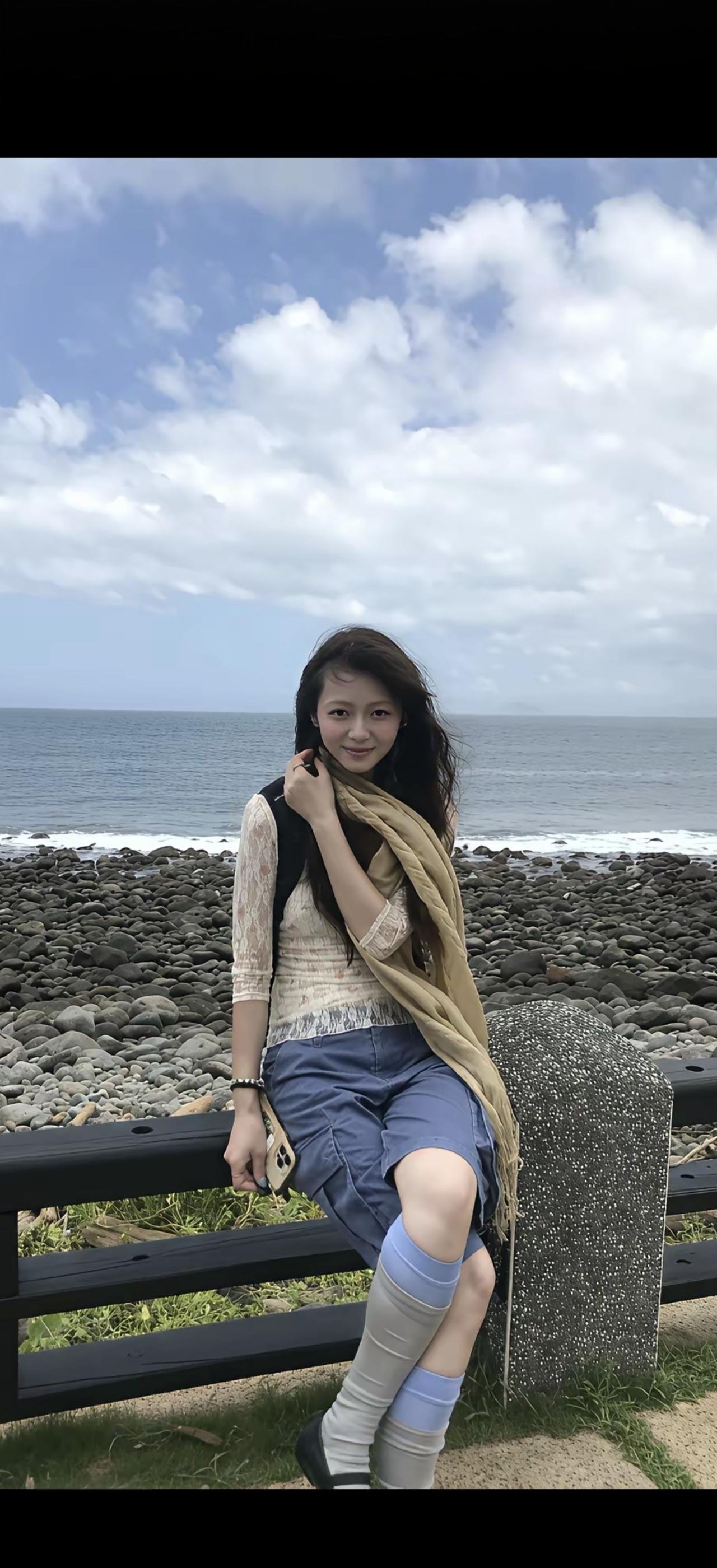 海风拂面来，轻纱拂发梢。
