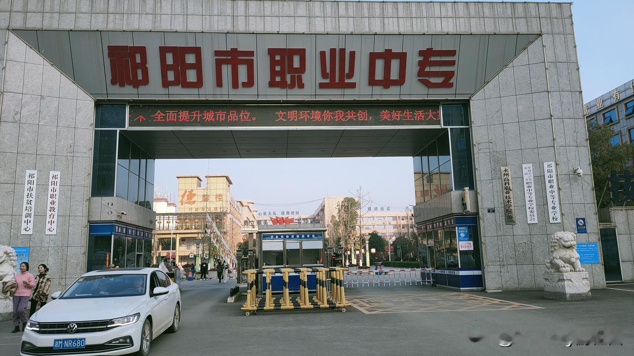 退休后第一次到单位领月饼券！
   昨天接学校通知，退休老同志可以到学校领取中秋