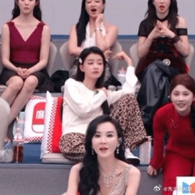 孙怡脚踩在椅子上孙怡脚踩在椅子上被审判 真的服了他了 