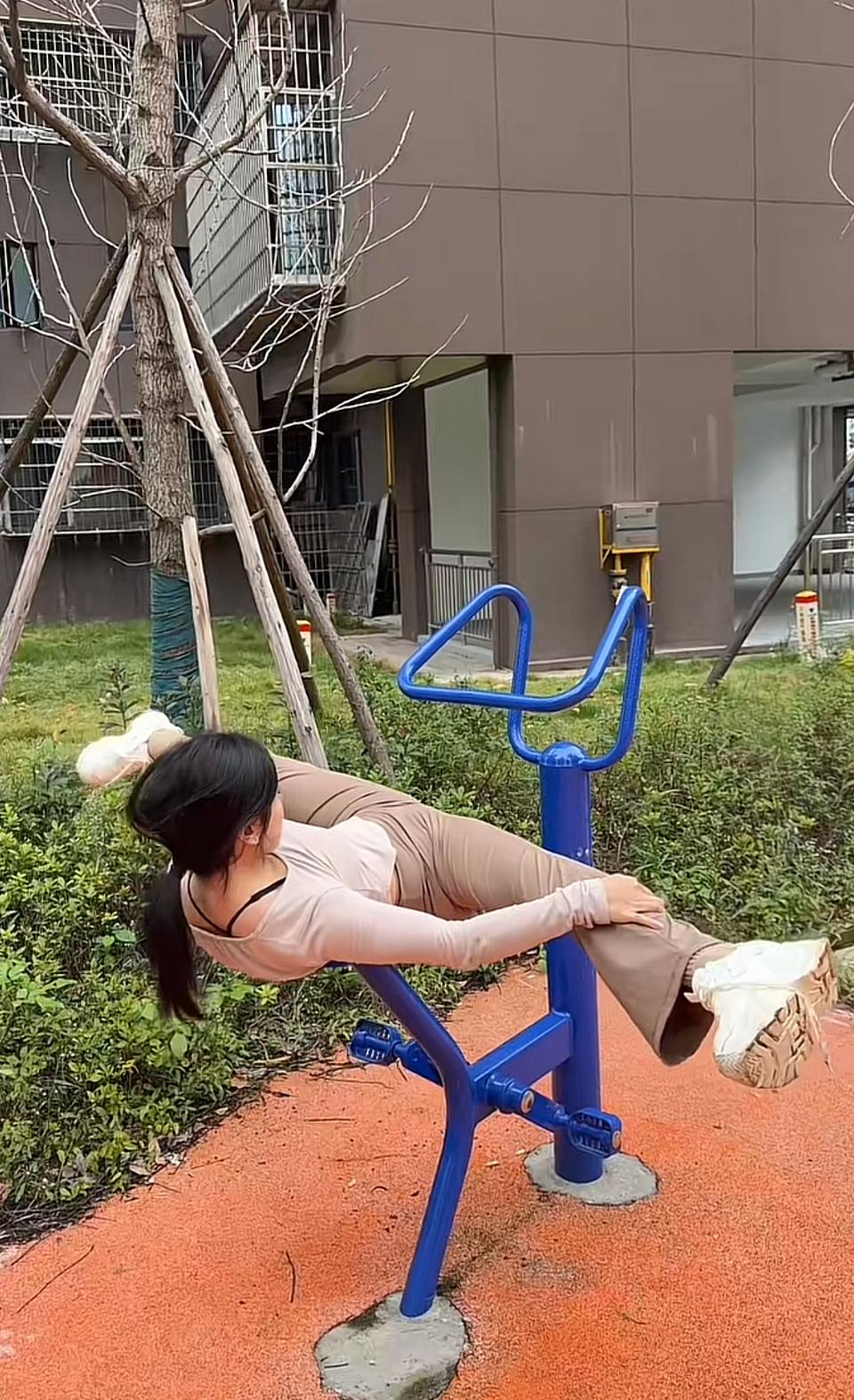 小区健身器材被我开发出“进阶用法”🌿
本想随便拉伸两下，结果解锁了“空中躺平”