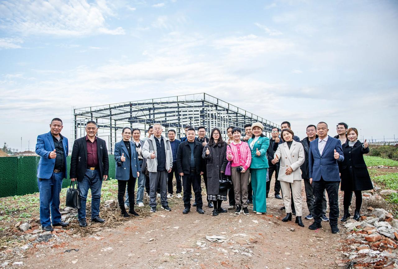 行业商会助力产业发展 我市20家商会负责人走进襄州企业
     11月21日，