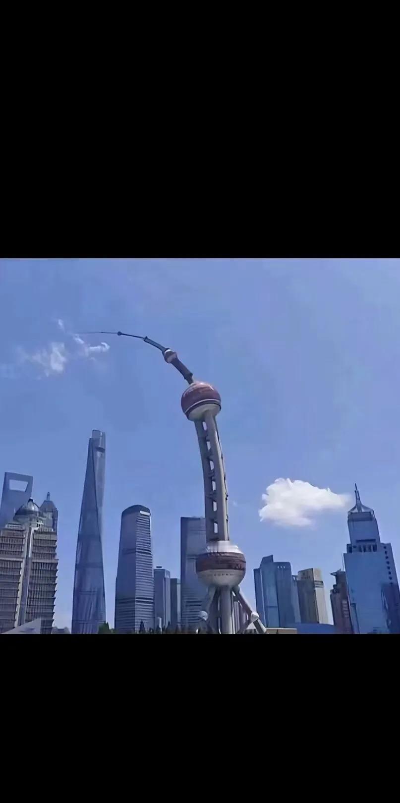 这台风真是来势汹汹，一大早起来，窗外狂风暴雨，大树被吹得东倒西歪，路上的伞全翻了