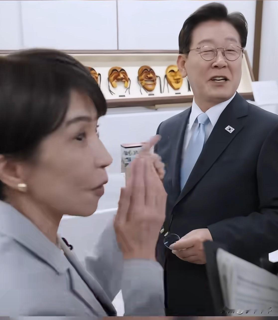 高市早苗和日本，需要的是“思想上的眼镜”
5月20号，高市访韩又现名场面:她一把