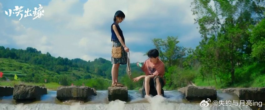 明兰的话小芳真听进去了 明明前一秒还为婚事哭红眼睛，下一秒直接擦干眼泪，拎起喇叭
