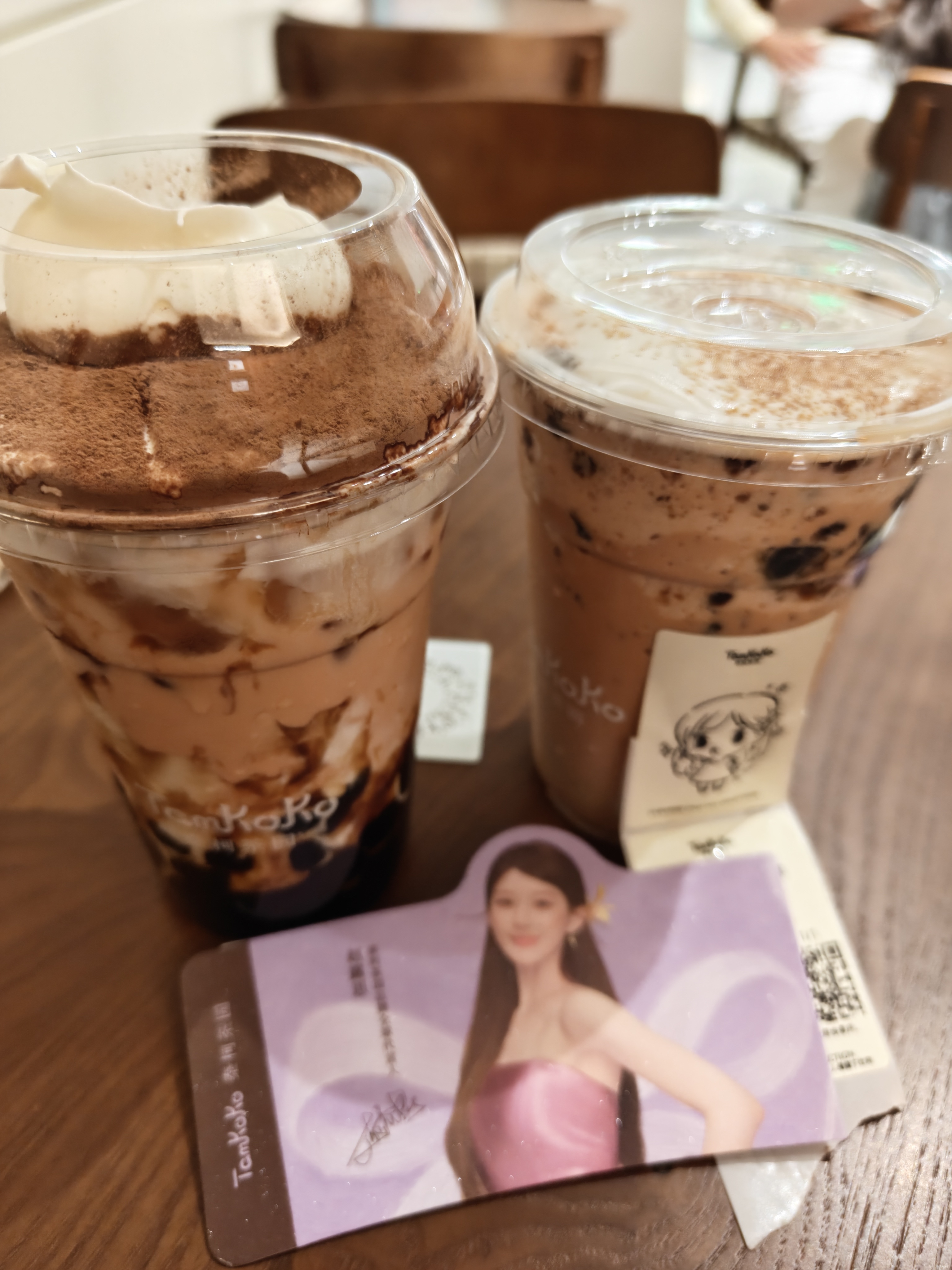 泰柯茶园还挺好喝的，还送了个赵露思的杯套 ​​​
