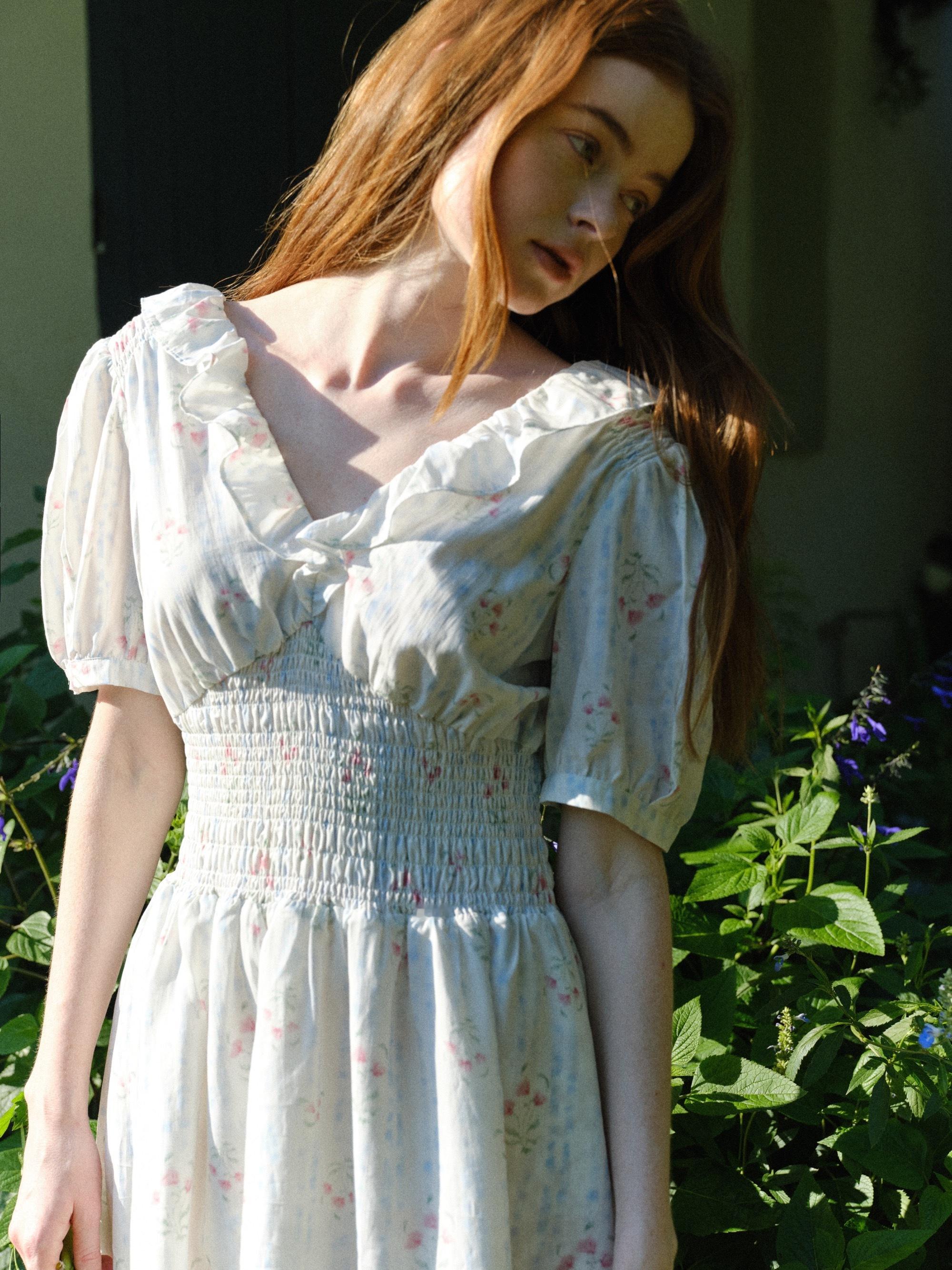 选图的时候不停告诉自己我是要卖衣服的不是拍写真的 但就真的很美 舍不得不选啊[抓