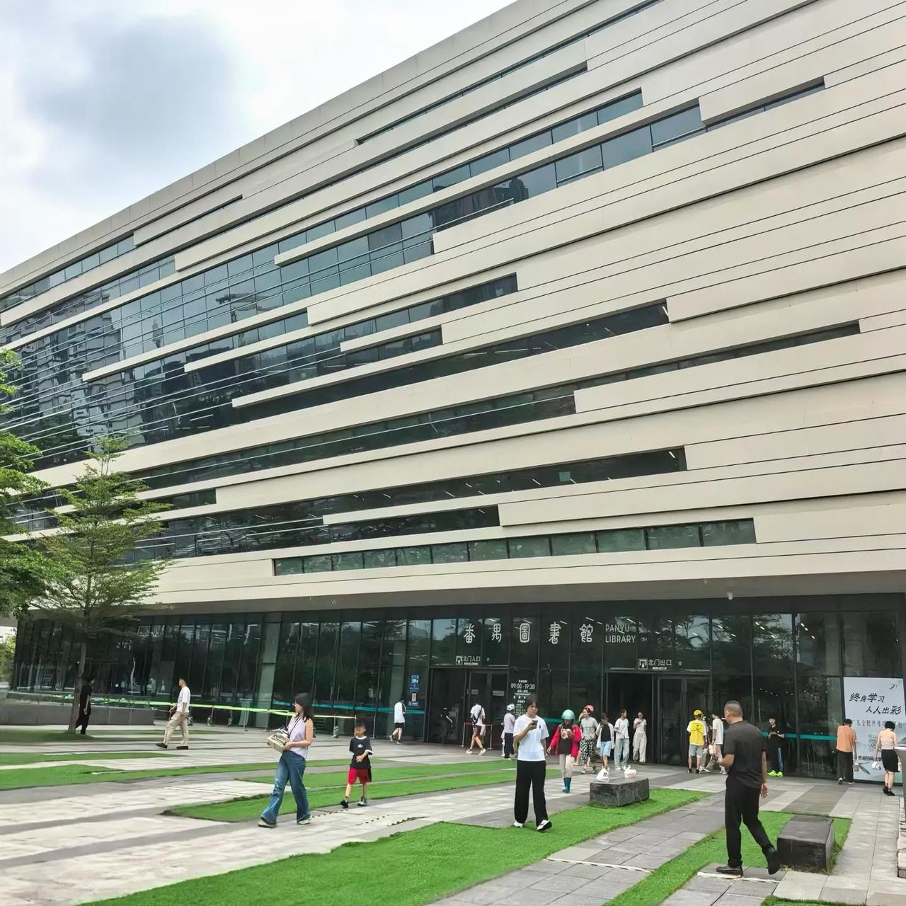 连日酷暑，出门就热浪扑面，不少人都在寻找清凉去处。而城市里的图书馆，悄然变身热门