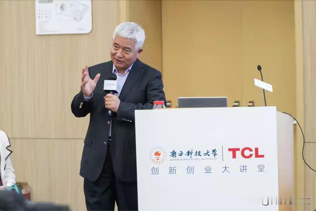 每当看到一群二极管愚昧之徒口喊，权利不可以私有，财产不可以公有的时候，我在想这是