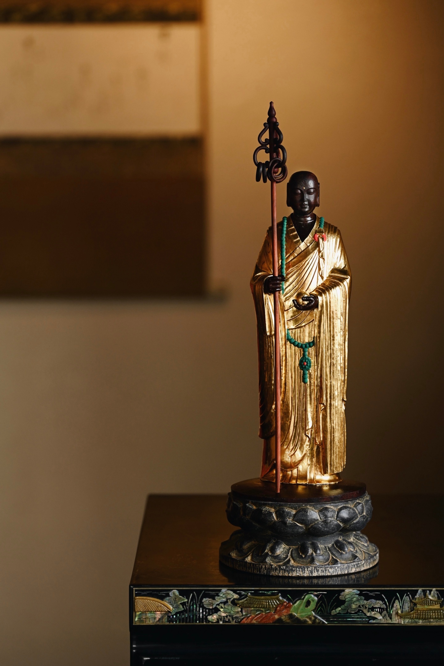 小叶紫檀×鎏金 | 地藏王菩萨法相慈祥庄严，面容宁静智慧，身着袈裟，宝衣贴体，左