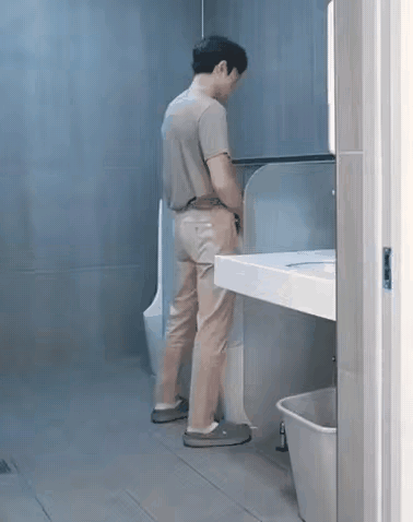 这事我真干过，我以前上学的时候也不知不觉把这个位置弄湿了，出去感觉略显尴尬就用这