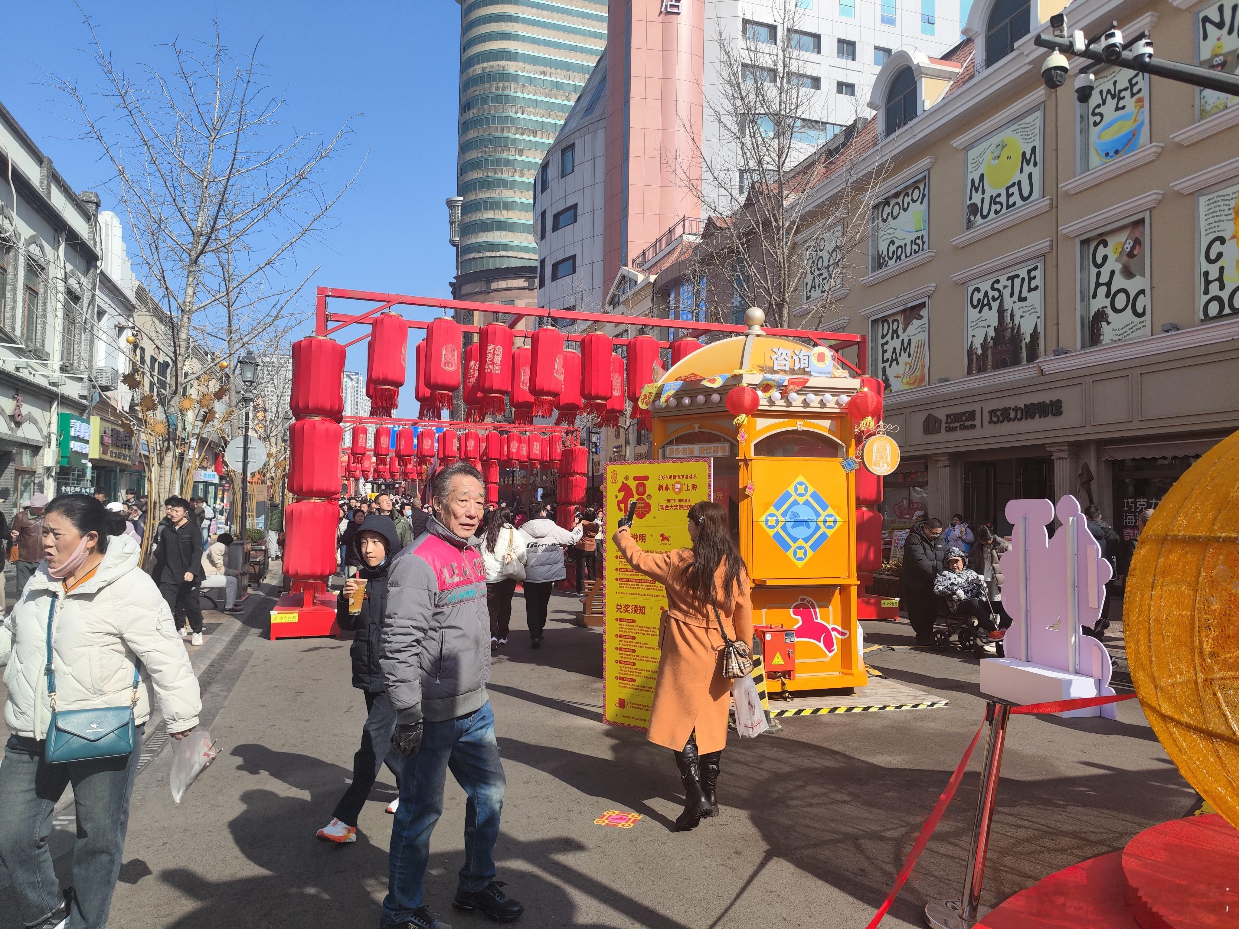 青岛中山路年味满满（续三）今天来到青岛中山路步行街，这里人头攒动，彩灯溜光，各式