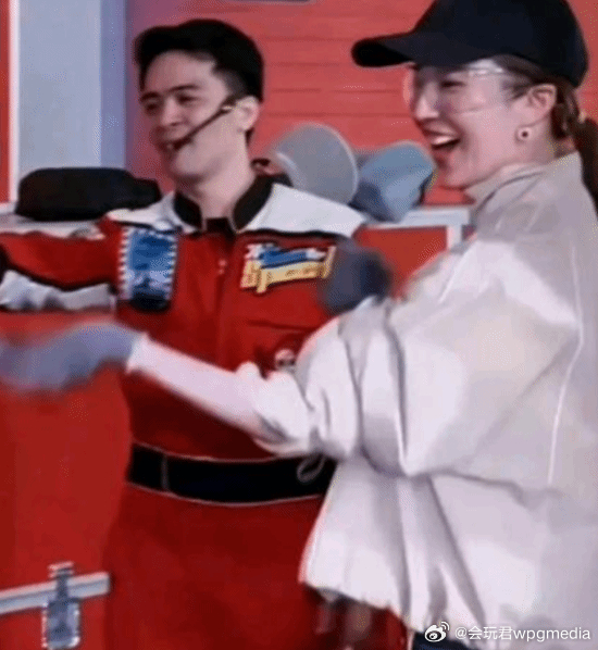 “刘亦菲8秒换胎”热搜 工作人员评价其游刃有余日前，“刘亦菲8秒换胎”上了热搜。