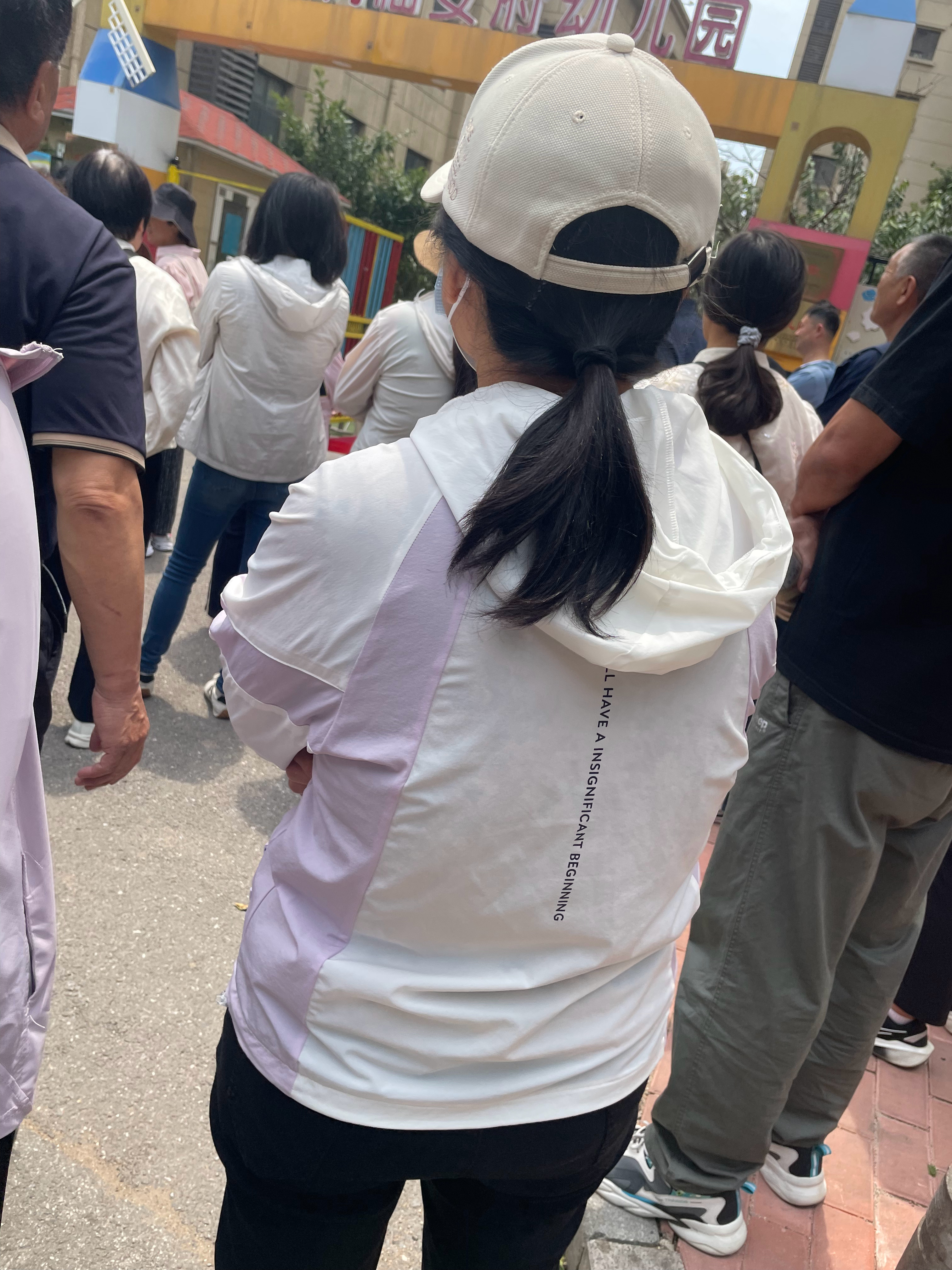还不出来啊！接我心肝儿放学，一起过节