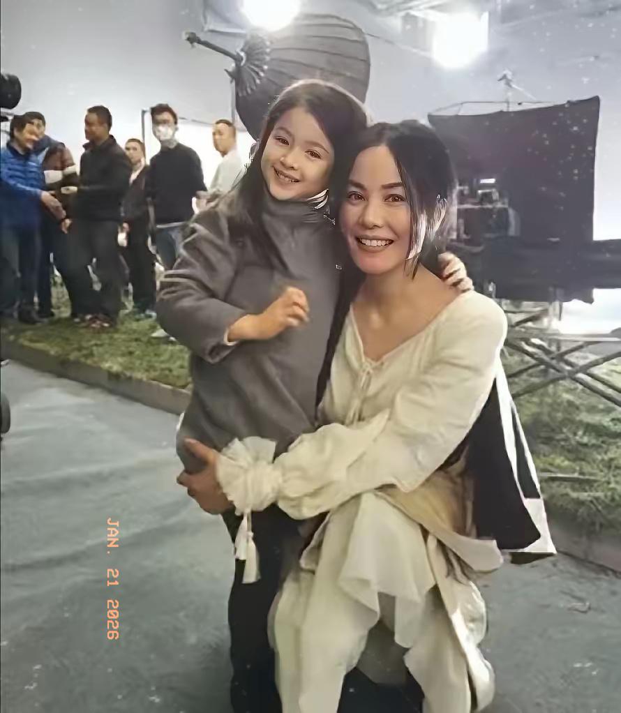 谁懂啊！王菲一条微博，直接把成年人的体面与善良拉到天花板！配着远山蓝天的干净画面