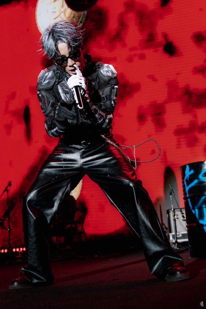 #鹭卓又一些碎片时刻##鹭卓巡演碎片#鹭卓又带来了一些碎片时刻，他的巡演碎片帅得