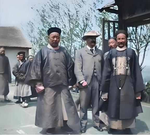 1881年，71岁的左宗棠纳了17岁的宫女为妾。大婚当夜，宫女缓缓解开上衣，露出