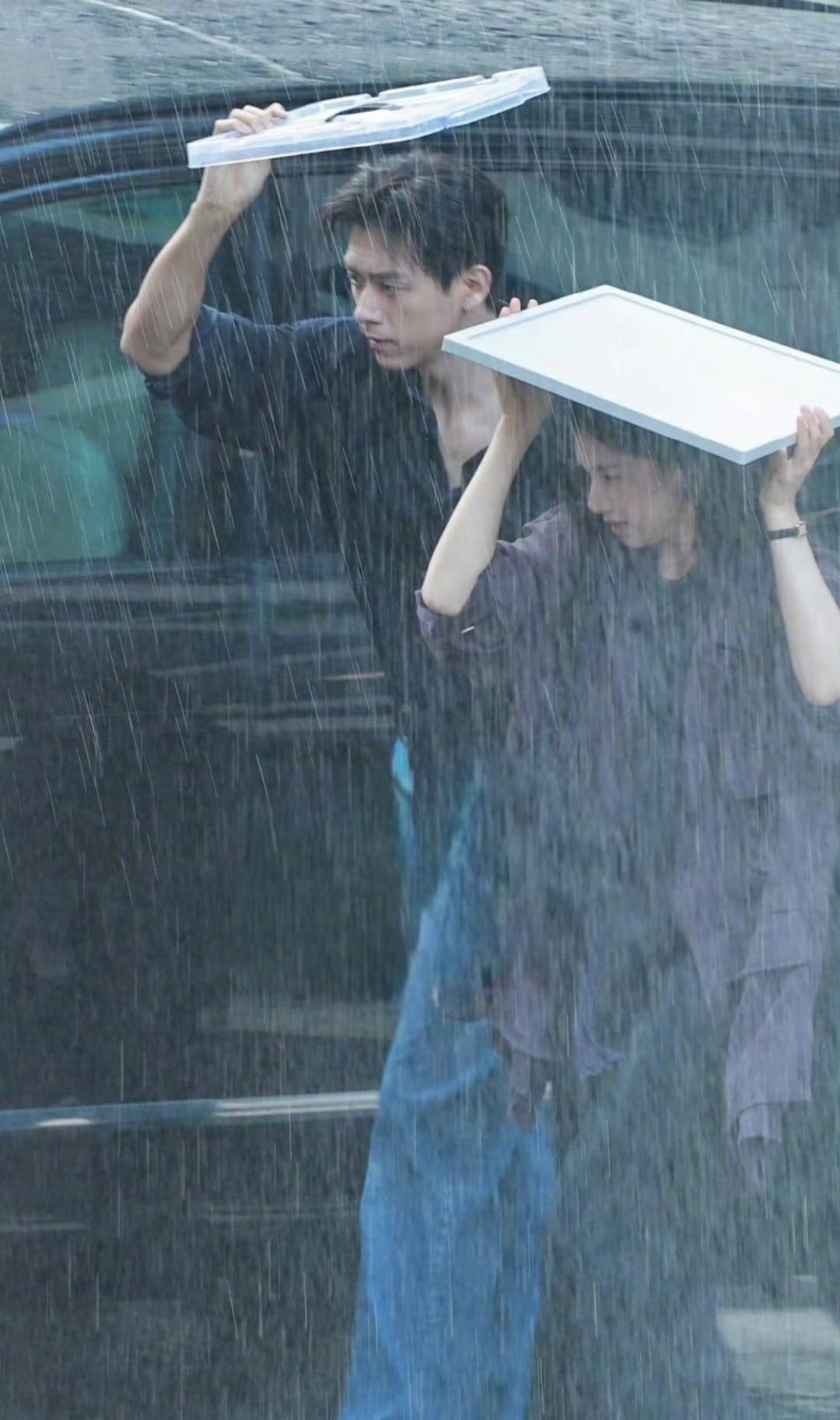 李现张婧仪雾里青躲雨路透，两位现偶的神就是如此权威