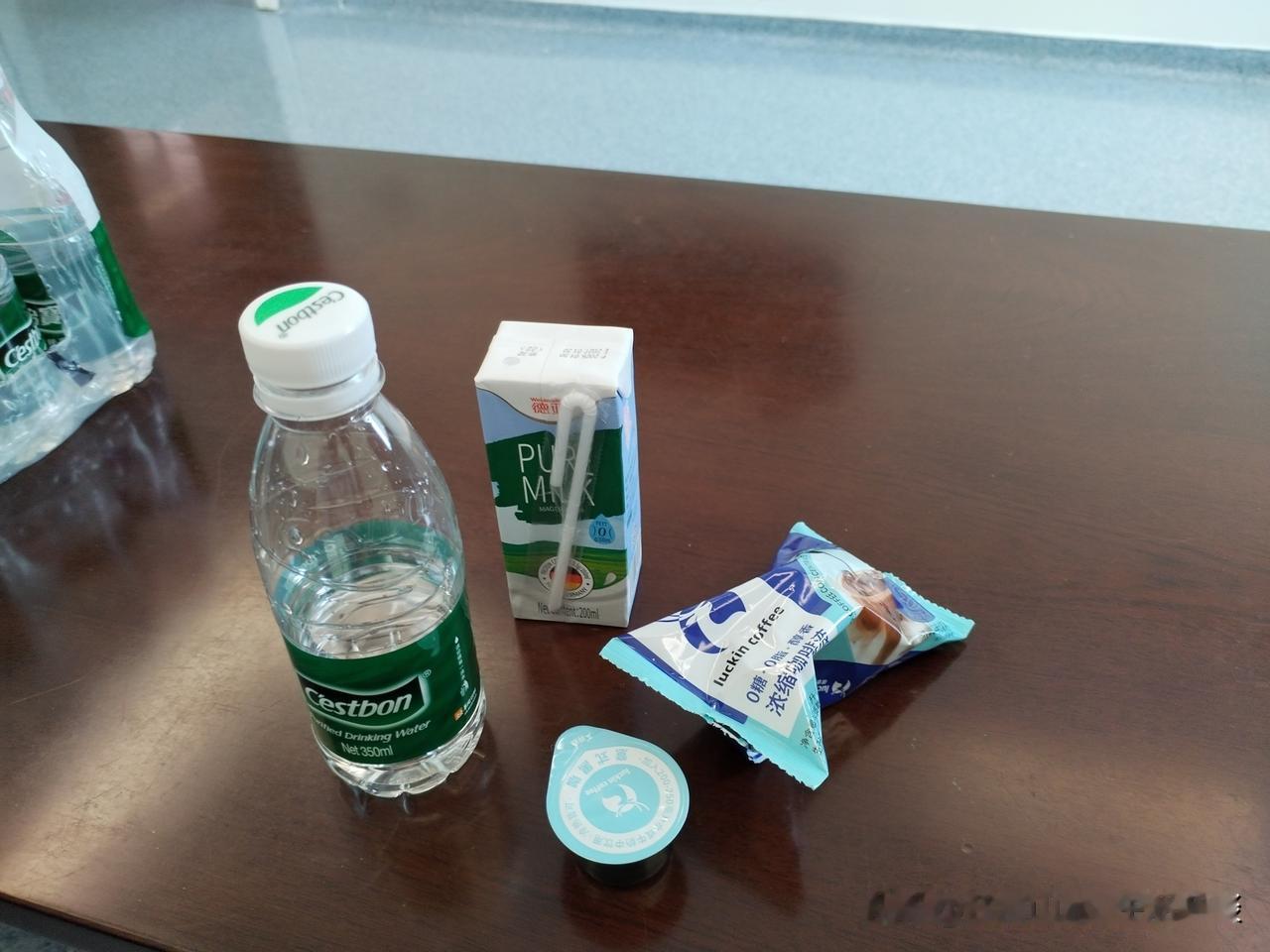 亲戚下午要做个小手术，今天由我陪护。上午一直在忙着做检查，现在终于空下来了。自制