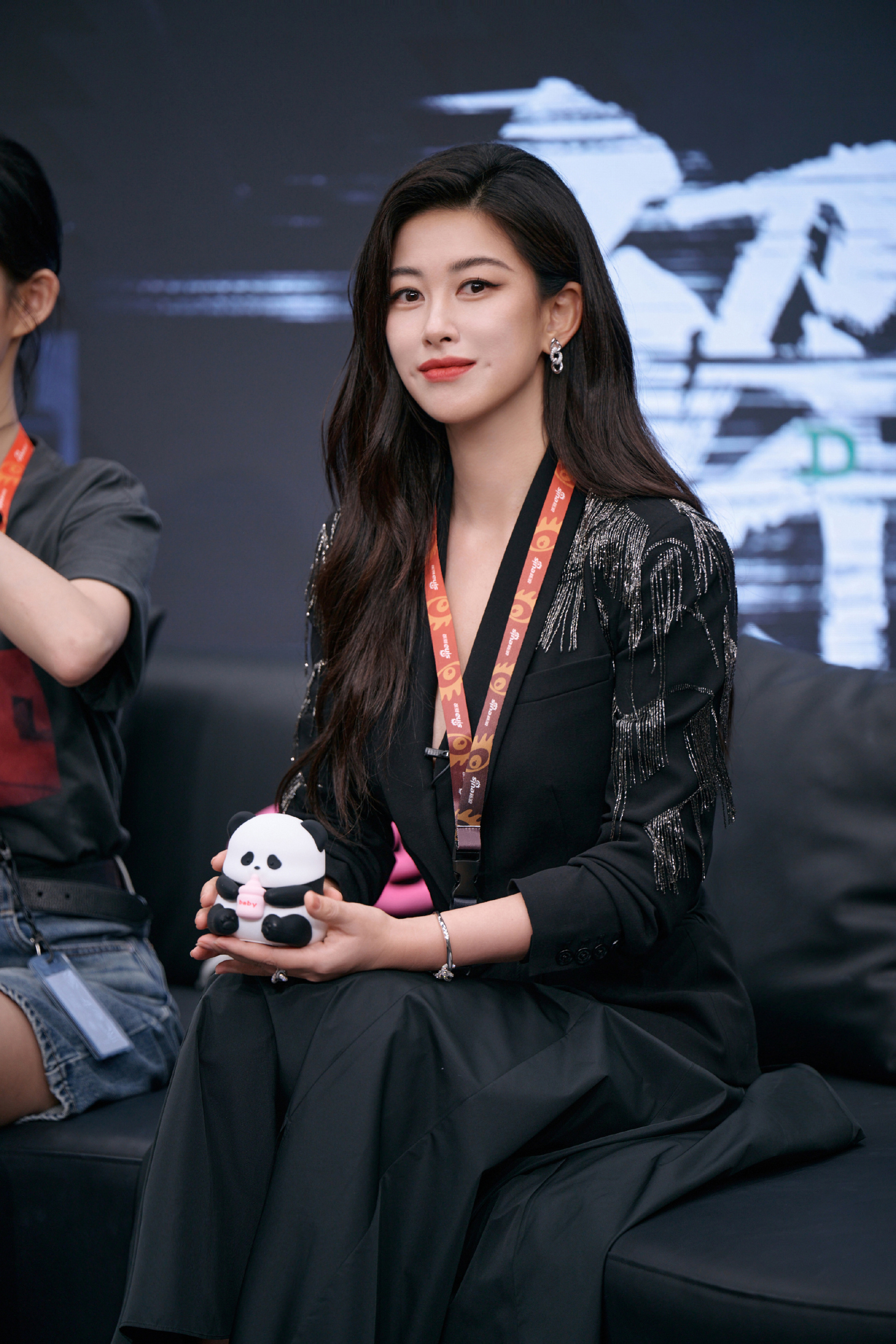 朱珠真是风情万种，一身黑色穿搭尽显优雅气质。朱珠