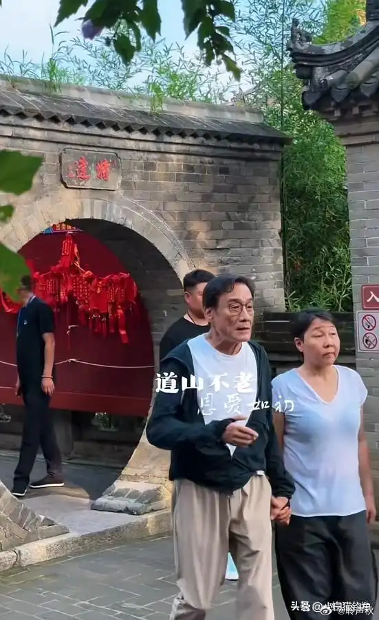 梁家辉二度去大孤山祈福，老婆大六岁更显苍老 