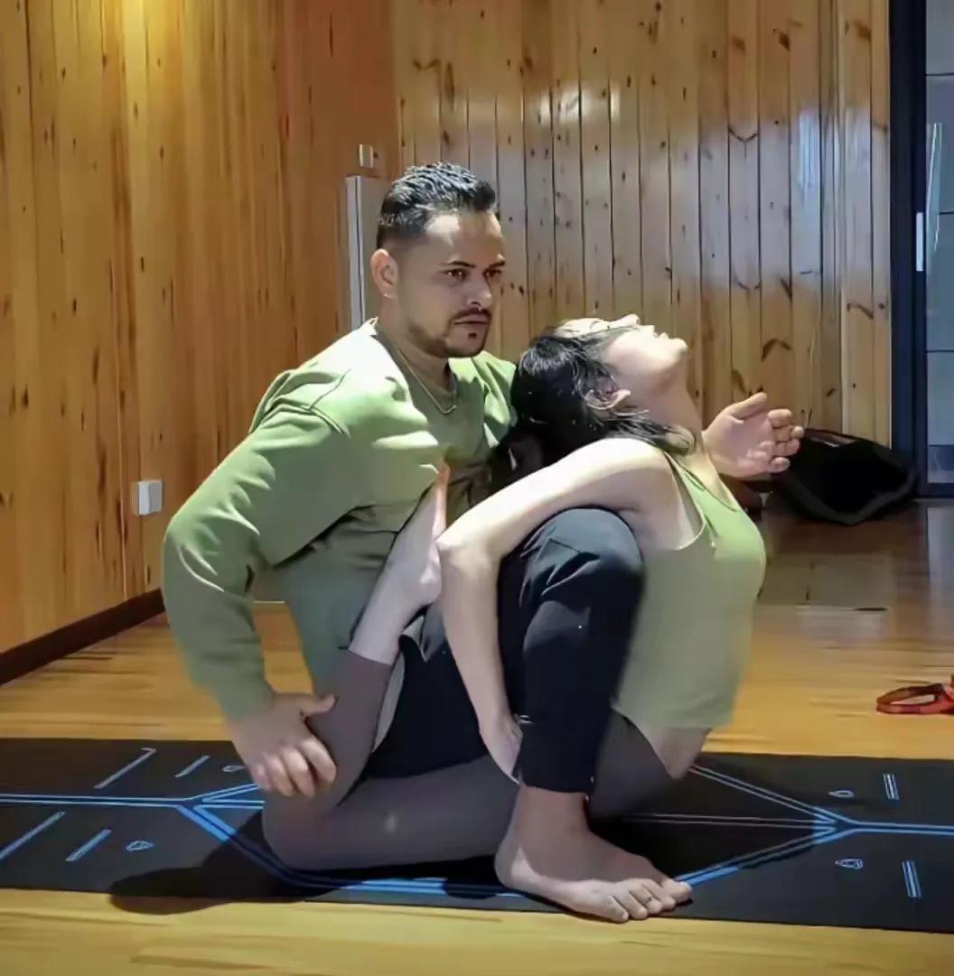“印度大师”沙洪以一己之力扯下瑜伽的遮羞布，他明目张胆耍流氓，有人却很享受！
这