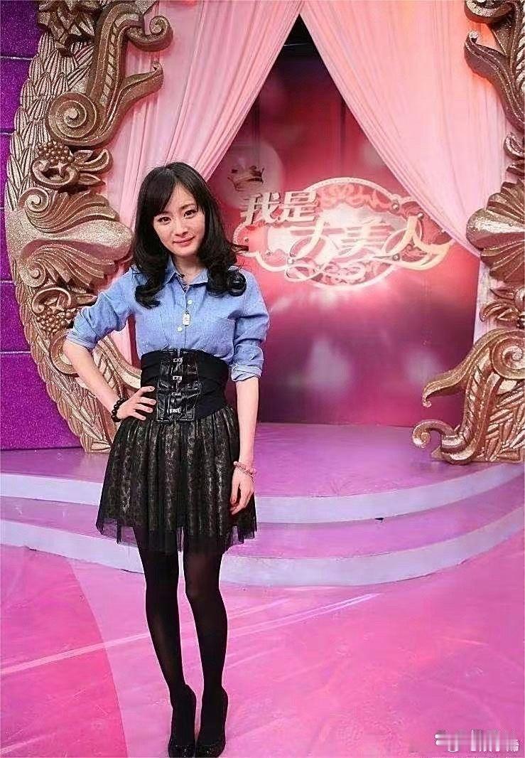 早期的杨幂，还是比较稚嫩的😊 ​​​
