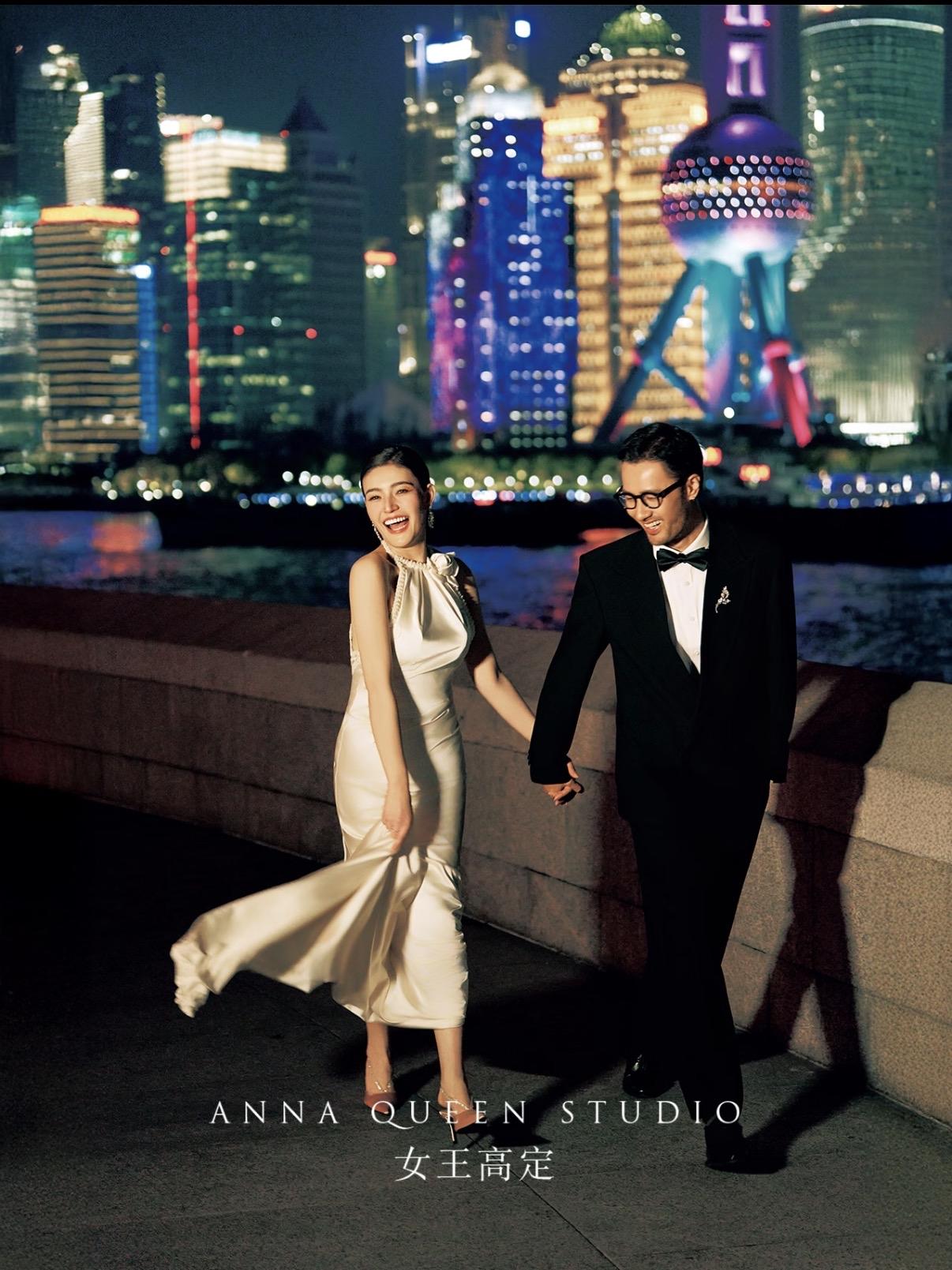 上篇
心动开场一一
＂他们不是在拍婚纱照，
是在偷走上海的夜色＂
你以为他们在拍