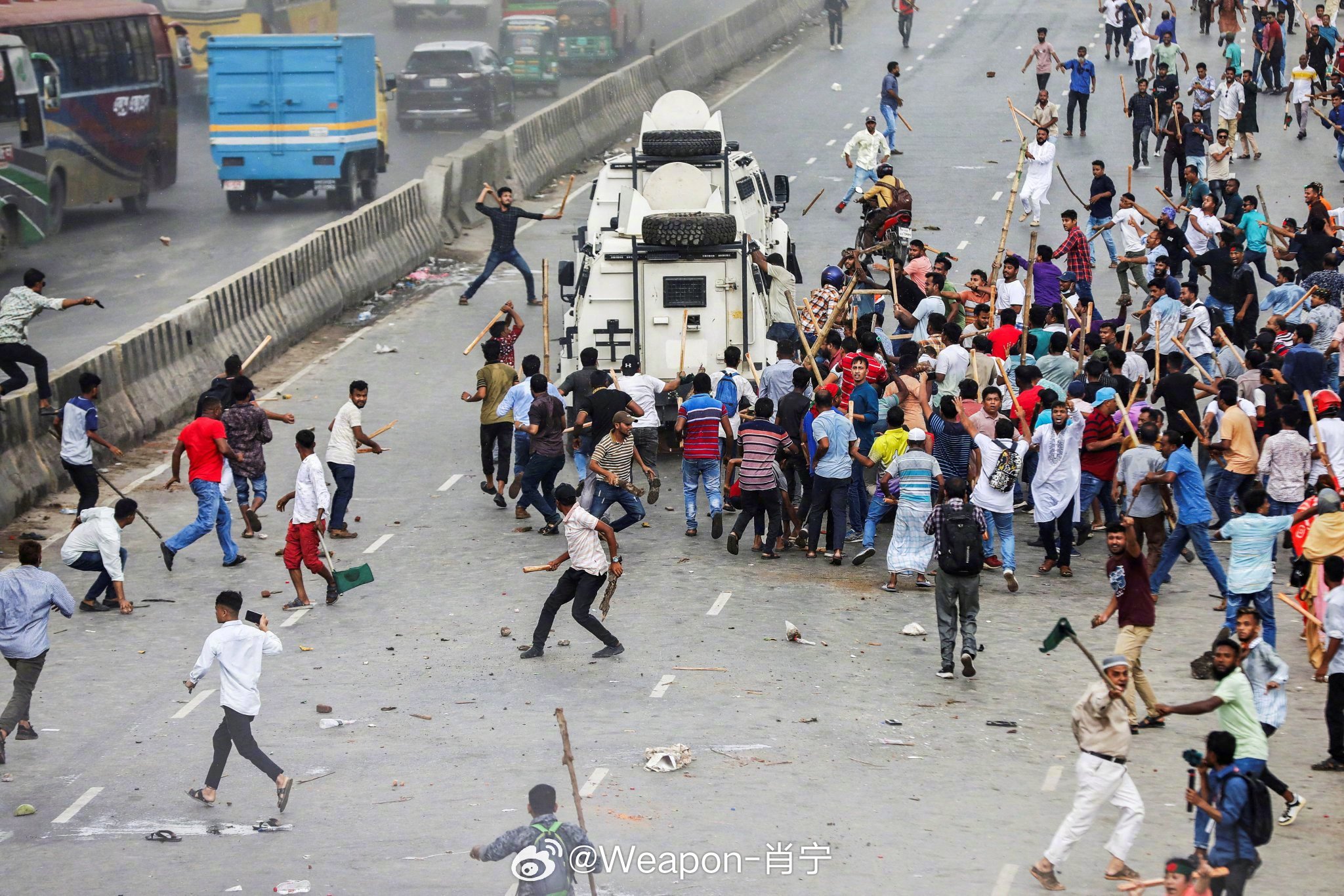 #兵器影像[超话]# 孟加拉国警方今天宣布抵制执勤并提出 9 点要求。其中包括对