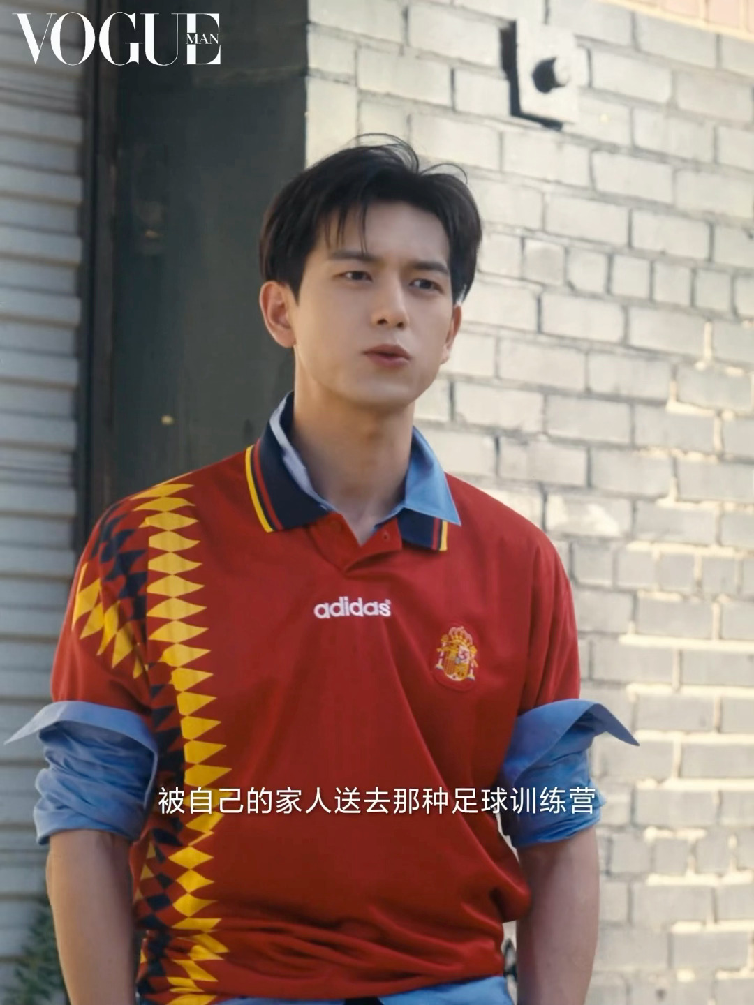 原来李现小时候还参加过足球训练营，第一次知道vogueman李现七月刊封面李现世