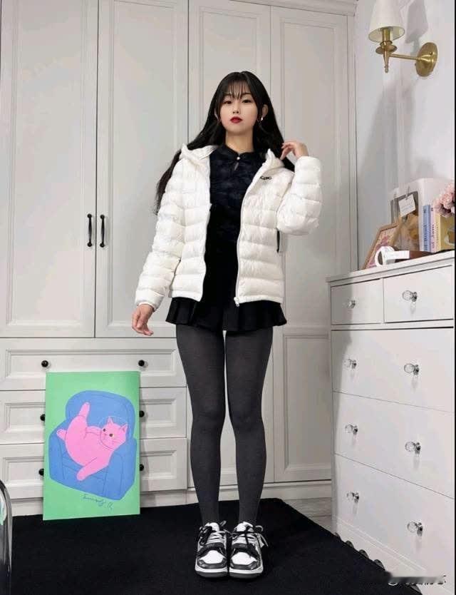 冬日穿搭指南：白色羽绒服+黑色连衣裙，温暖又时尚！🌟