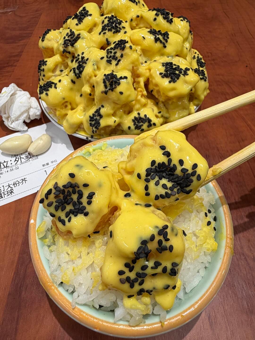 玄武湖边上顶好吃的小馆子居民楼楼下藏得很深的老店，开了24 年饭点不到，就坐满本