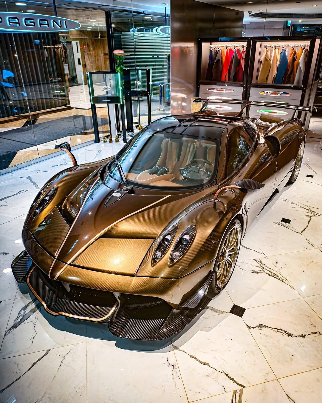 香港🇭🇰展厅最新一台历史三年之久升级暴风套件Pagnai Huayra