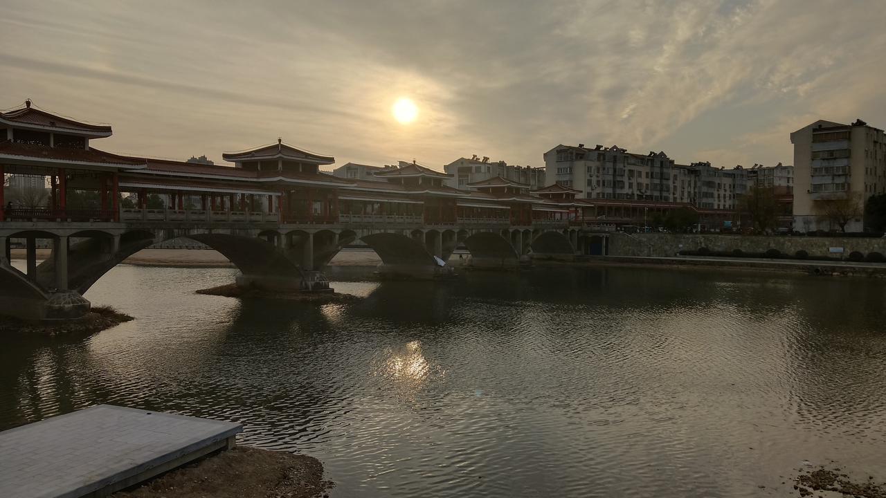 夕阳西下:家乡的龙眠河清澈见底，廊桥静处安然，诉说着这座文明古市的历史变迁。