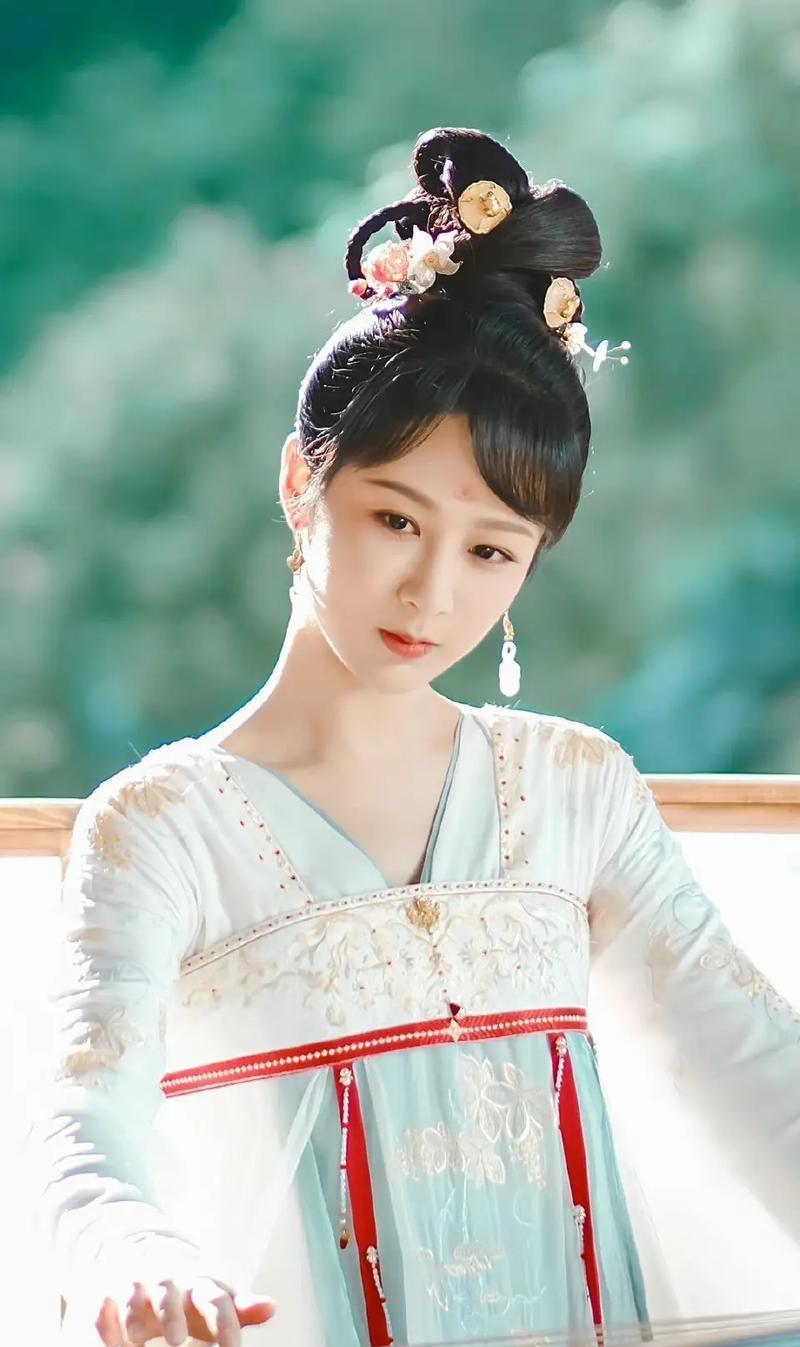 发现一个有意思的事，
只要是杨紫演的电视剧，
不管是跟大导演合作，还是跟小导演合