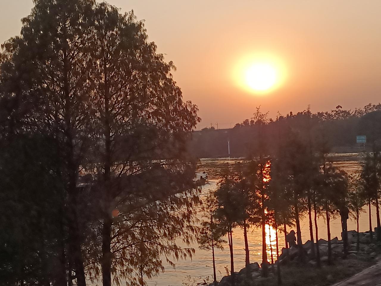 冬日生活打卡季广州的冬日，夕阳西下，落日余晖洒落在江上，倒影在波光粼粼的水面，映