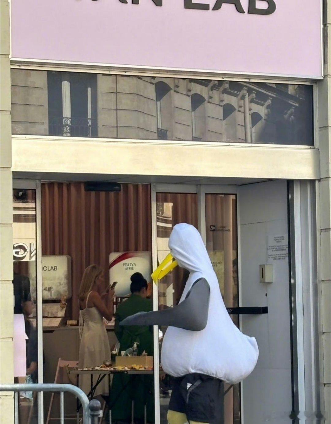 颜安海鸥服闪耀巴黎颜安在巴黎当海鸥 颜鸥异地登陆，颜安没有把拿海鸥服，为了宣传店