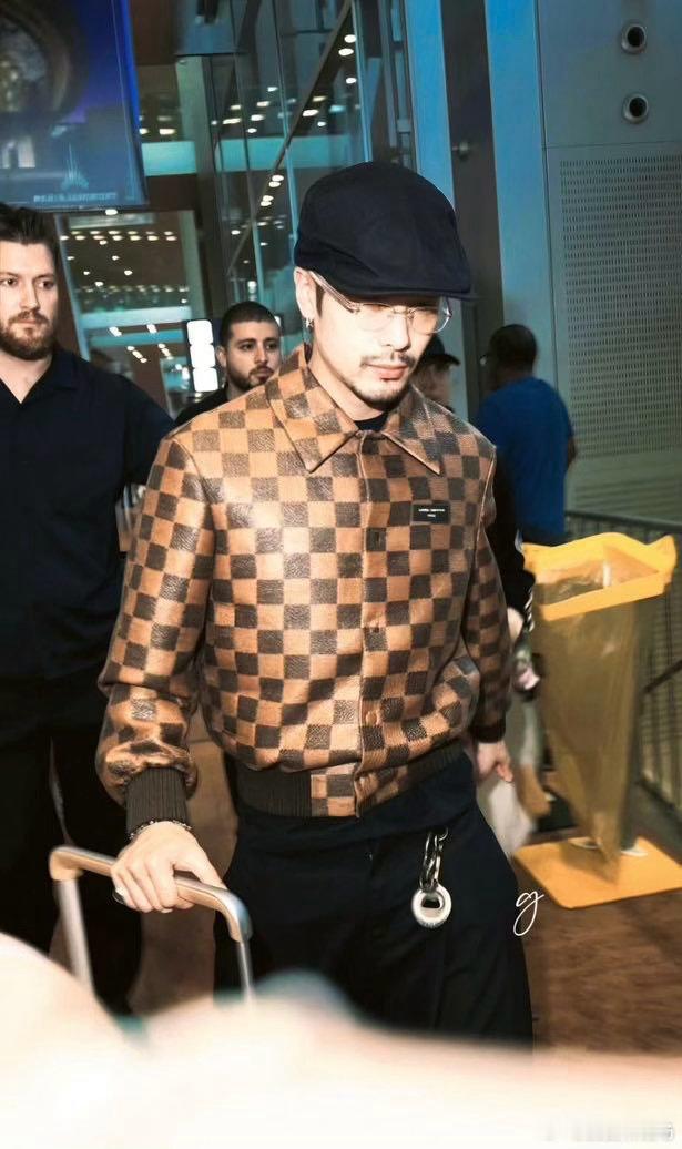 王嘉尔出发巴黎时装周 启程前往巴黎时装周，棋盘格复古造型拉满氛围感！从容松弛的独