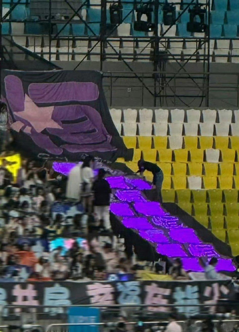 陈奕恒紫色超大灯牌今天新音第二天，陈奕恒粉丝超大紫色灯牌挂上了！很壮观了吧